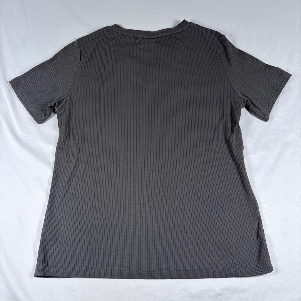 Love Olive Co Gray Ribbed V-Neck T-Shirt Women’s Size Small Short Sleeve Nwt — image 7 of 8